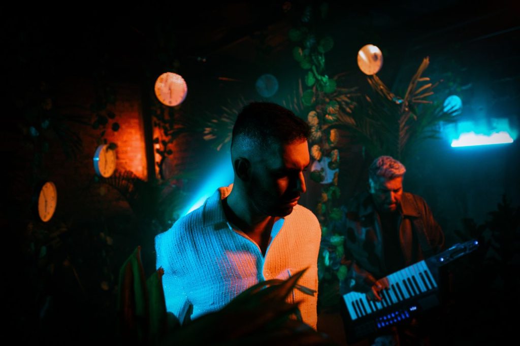 Alkilados lanza KOA, un álbum valiente que marca su reinvención musical - Spotlight Latam 4