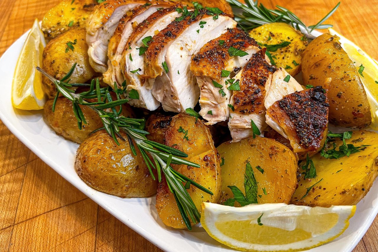 Pollo al limón con hierbas y papas asadas - Spotlight Latam
